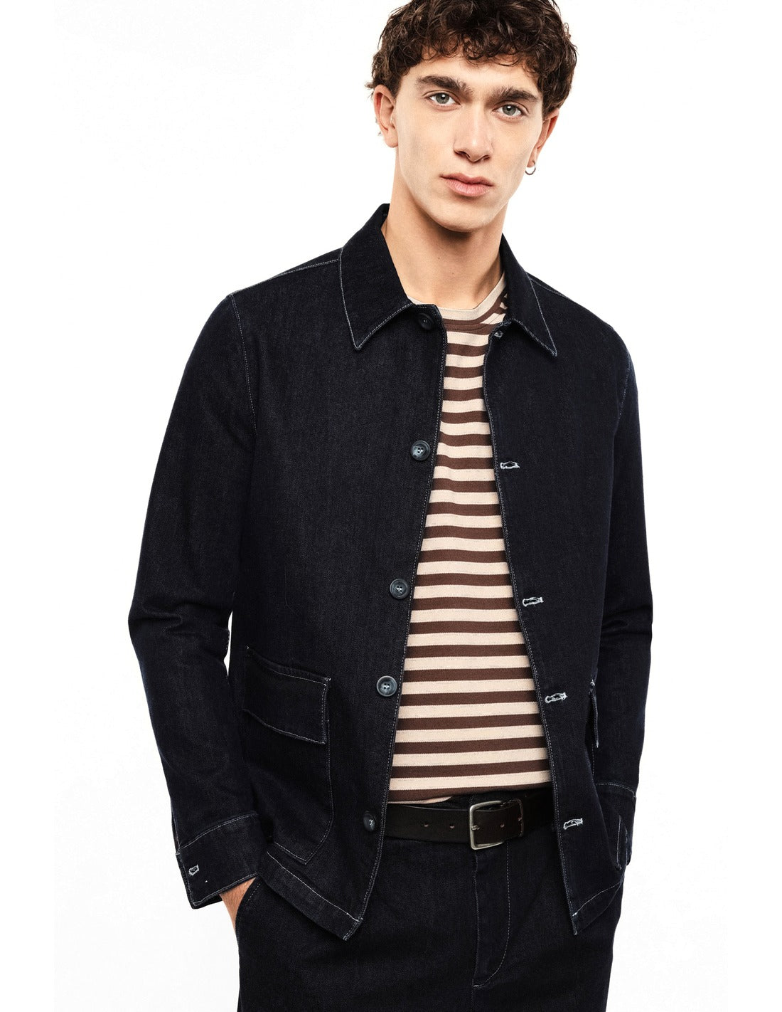 Surchemise en denim brut à poches à rabat porté, face – Bleu denim – Imperial Homme