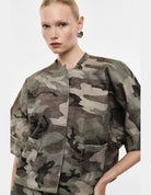 Veste courte boxy camouflage portée, détail du col et des poches – kaki et beige – Imperial Femme