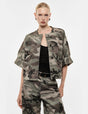 Veste courte boxy sergé imprimé camouflage portée – kaki et beige – Imperial Femme